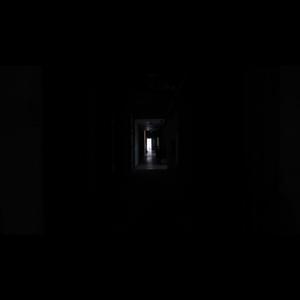 两峰夹小溪地湿又无泥的用法
